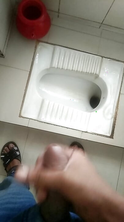 ฉันเอาสบู่ใส่มือและไปที่ห้องน้ําออฟฟิศเพื่อล้างมือ