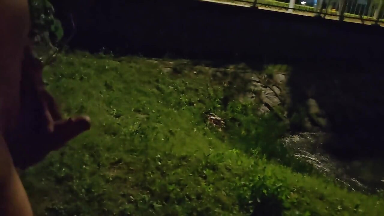 Çıplak poposla kalabalık bir yolun yanında mastürbasyon yapmak ve boşalmak
