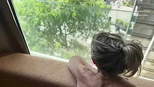 Горячая бабуля обожает секс, наблюдая, как другие идут мимо.