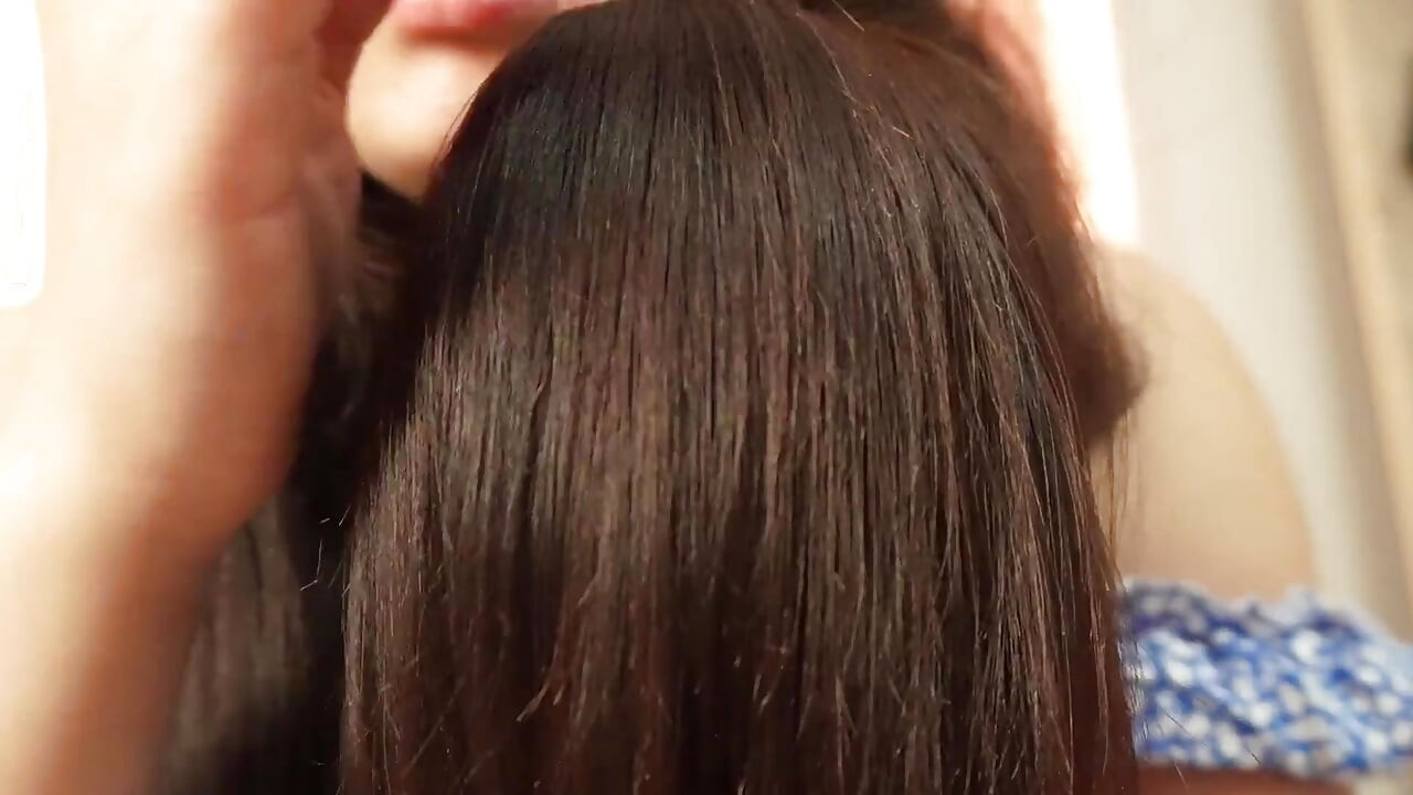 ディルドで髪をいじり、お腹でディルドをくすぐって遊ぶ。それから髪を整えてASMRを作る