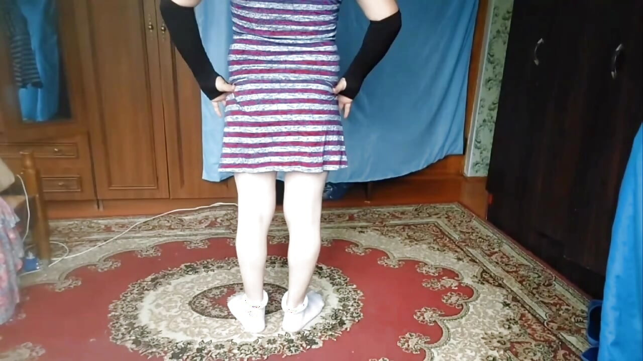 Zapanjujuća vrpca sissy koja se vrti na sunčanom otvorenom polju