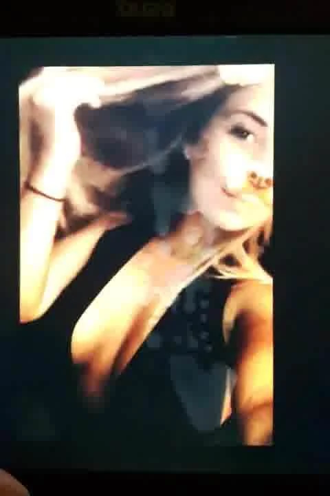 Claudia se corre en homenaje