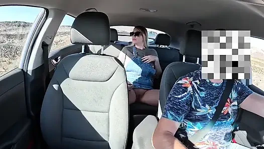 Gadis ini lagi asik masturbasi di dalam taksi tanpa celana dalam