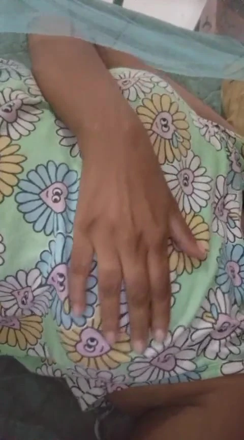 18+ üniversiteli kız büyük göğüsleri ve ıslak Sri Lankalı yerel ile ilk kez musterbate oluyor