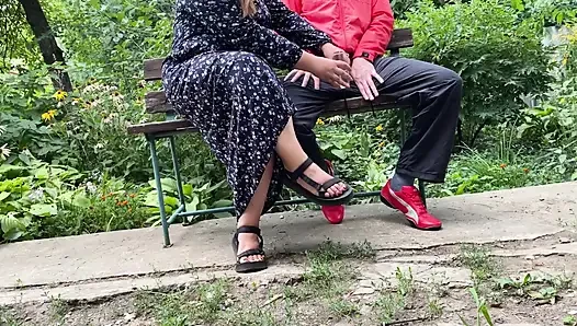 Olgun üvey annem parkta açık havada sikimi sağıyor