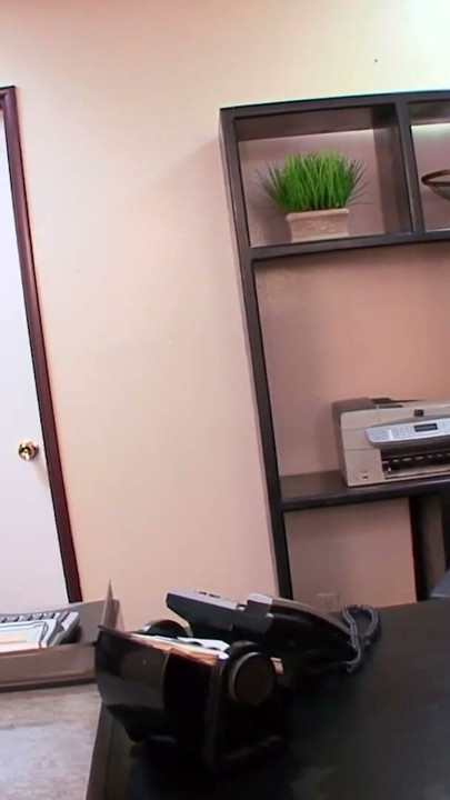 La secretaria tetona se excita con una revista porno | Clip 1