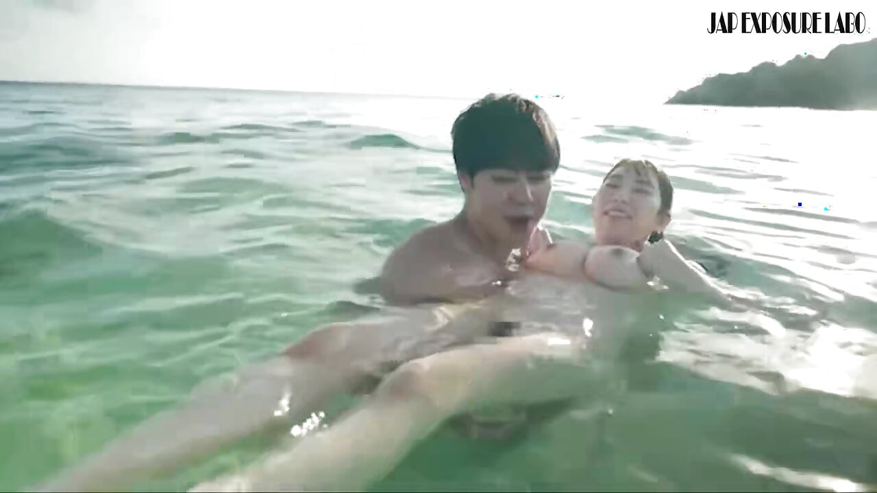 Gravure Idol Nos bastidores em Okinawa, um momento ousado fora da câmera capturado discretamente em 3º