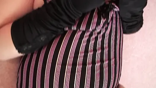 Aku lagi asik muasin memekku pakai dildo ukuran XL
