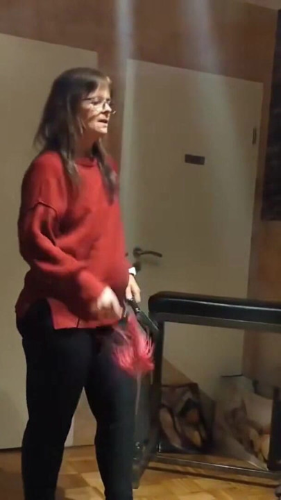 Domlady Mia - castigo de terror para el esclavo - azotada en la estante estirada y en la barra del techo - parte 3 | Clip 1