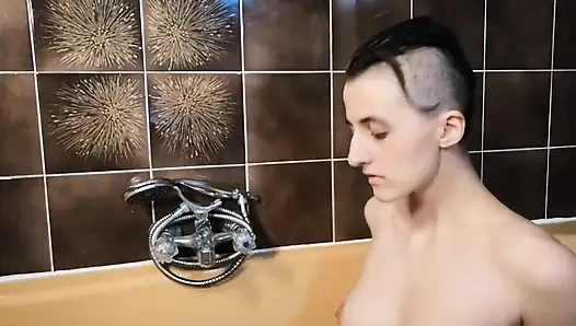 Küvetteyken saçımı ve vücudumu sidikle yıkıyorum