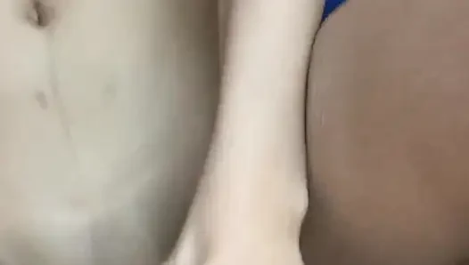 Üvey erkek kardeş duş alırken banyoda üvey kız kardeşiyle seks yapıyor