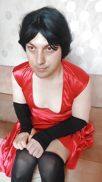 Punainen mekko herkulliset reidet crossdresser