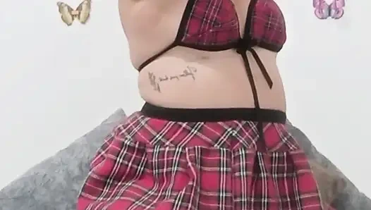 Tante seksi dengan gaun seksi ini lagi asik muasin memek sempitnya sambil dientot sama kontol besar