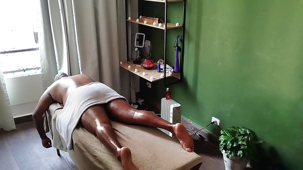 Kamera snima sliku medvjeda koji prima masažu.