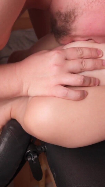 شقراء شقية تمتد مرة أخرى على الطاولة ، وتحلق ذلك الديك الوحشي ، وتبتلع بشراهة كل طفرة سميكة وقذرة! | مقطع 2