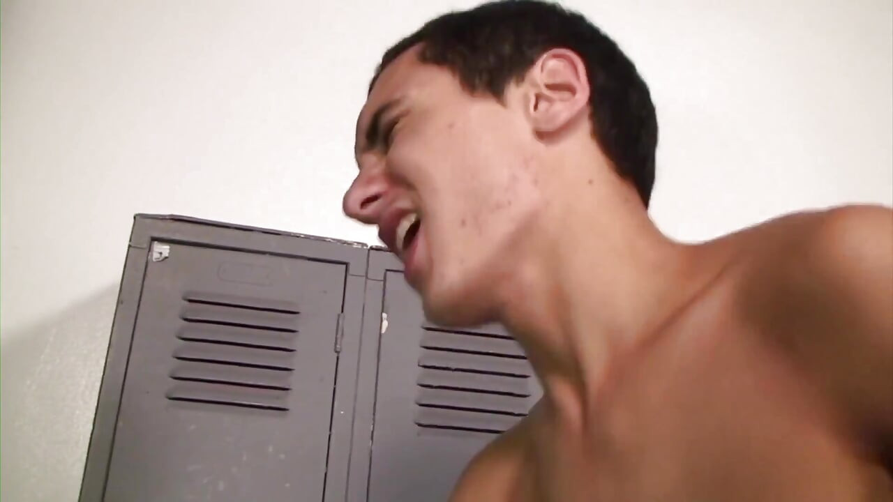 Gay boyz enjoy in the cloakroom
