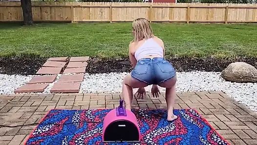 Neredeyse yakalanan sarışın ateşli evli kadın açık havada arka bahçesinde sybian'a biniyor