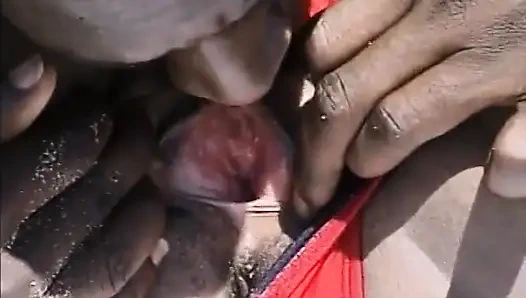 İyi tercih edilen Avrupalı olmayan kadın kayalık sahilde büyük yarağa biniyor