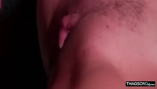 Reifer MILF-arsch weit gedehnt, tropfende sperma-überlauf