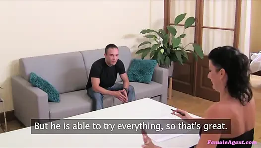Female Agent - ein süßer typ hämmert die muschi der MILF-agentin zu atemberaubendem orgasmus