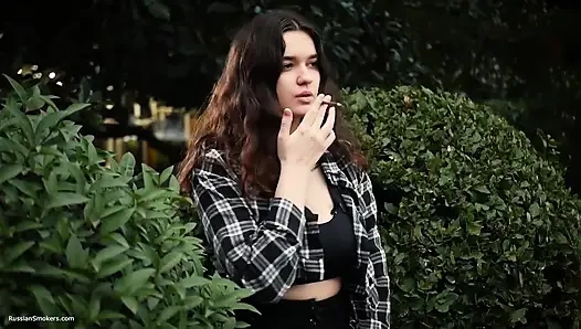 Tatlı ve büyük memeli Rus bebek doğada sigara içiyor
