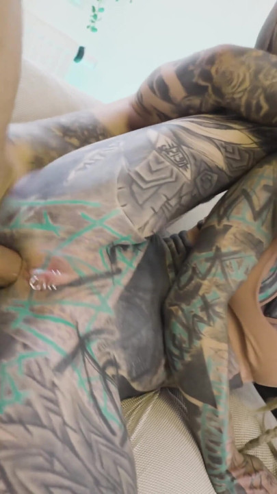 Drugi deo potpuno tetovirane devojke je jebane ogromnim kurcem i dobija spermu u analnom zjapu dvostruka penetracija | Klip 1