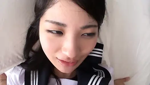 Orta yaşlı bir adam ve üniformalı bir güzellik