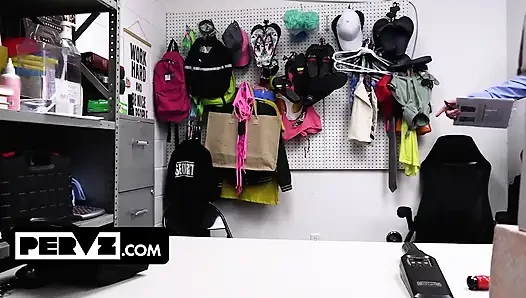 Natürliche titten, zierliche coco lovelock wurde beim stehlen erwischt und wird von mall-polizist bestraft
