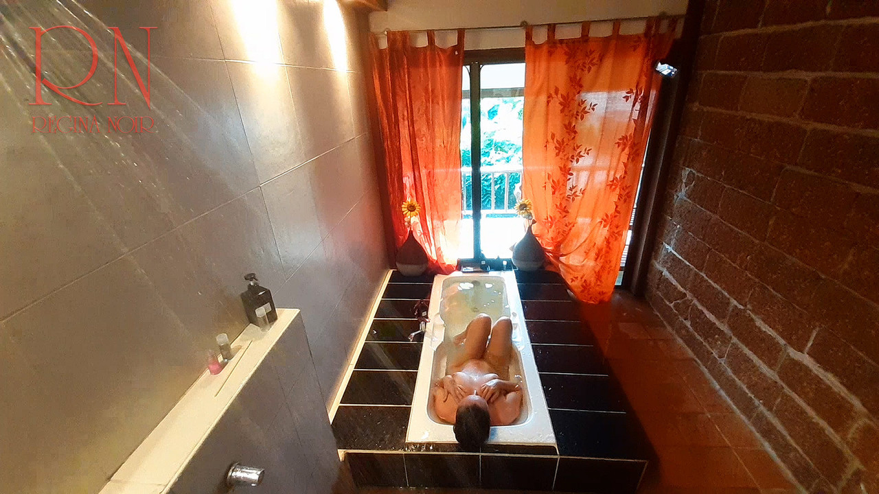 窥视。偷窥狂。家庭主妇用肥皂在淋浴间里洗澡，在浴缸里刮她的阴户。 c 2