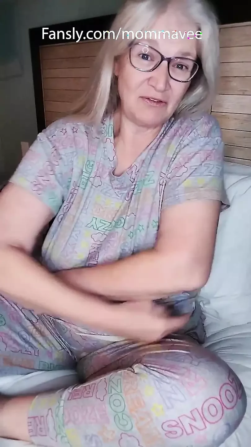 Hot MILF Masturbates After Breaking up with Her Boyfriend!