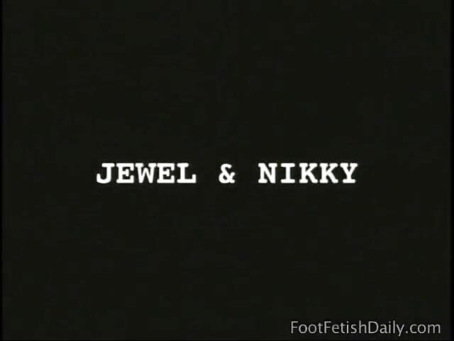 来自 Jewel Valmont 的流媒体电影, 赤脚的 Nikki Anderson 机密