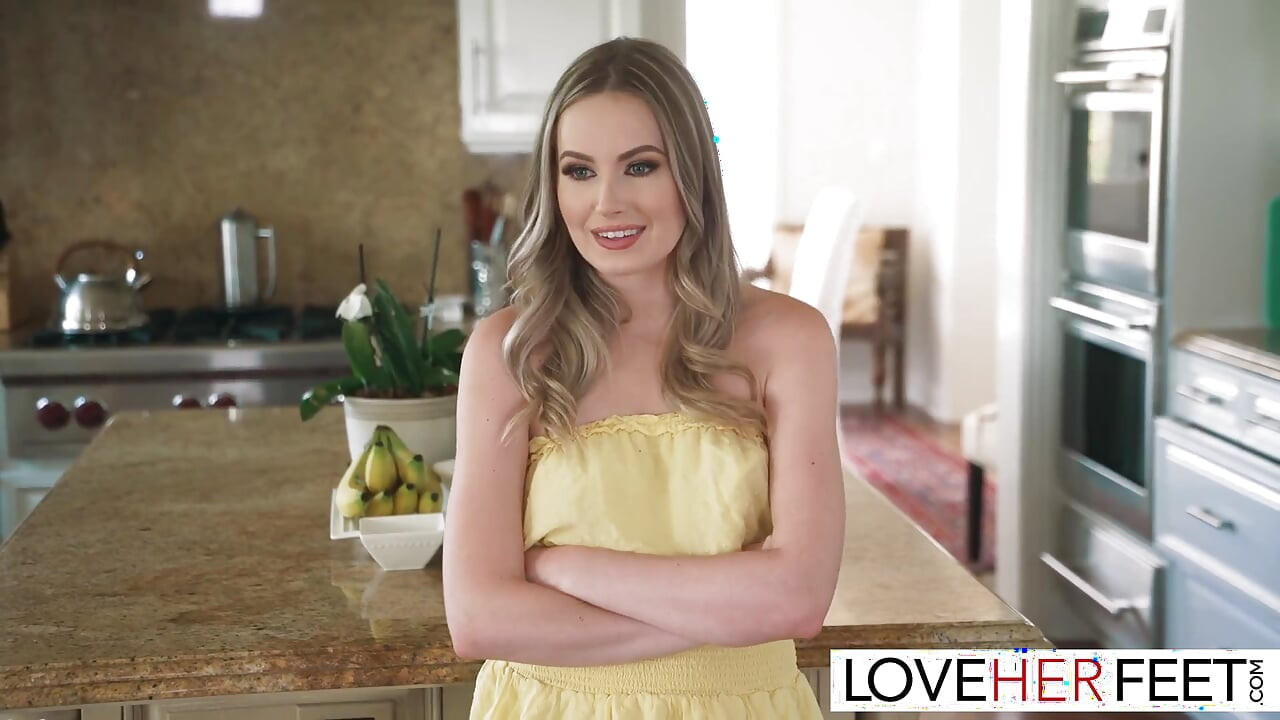 Loira garota Scarlett Sage depois de adoração do pé