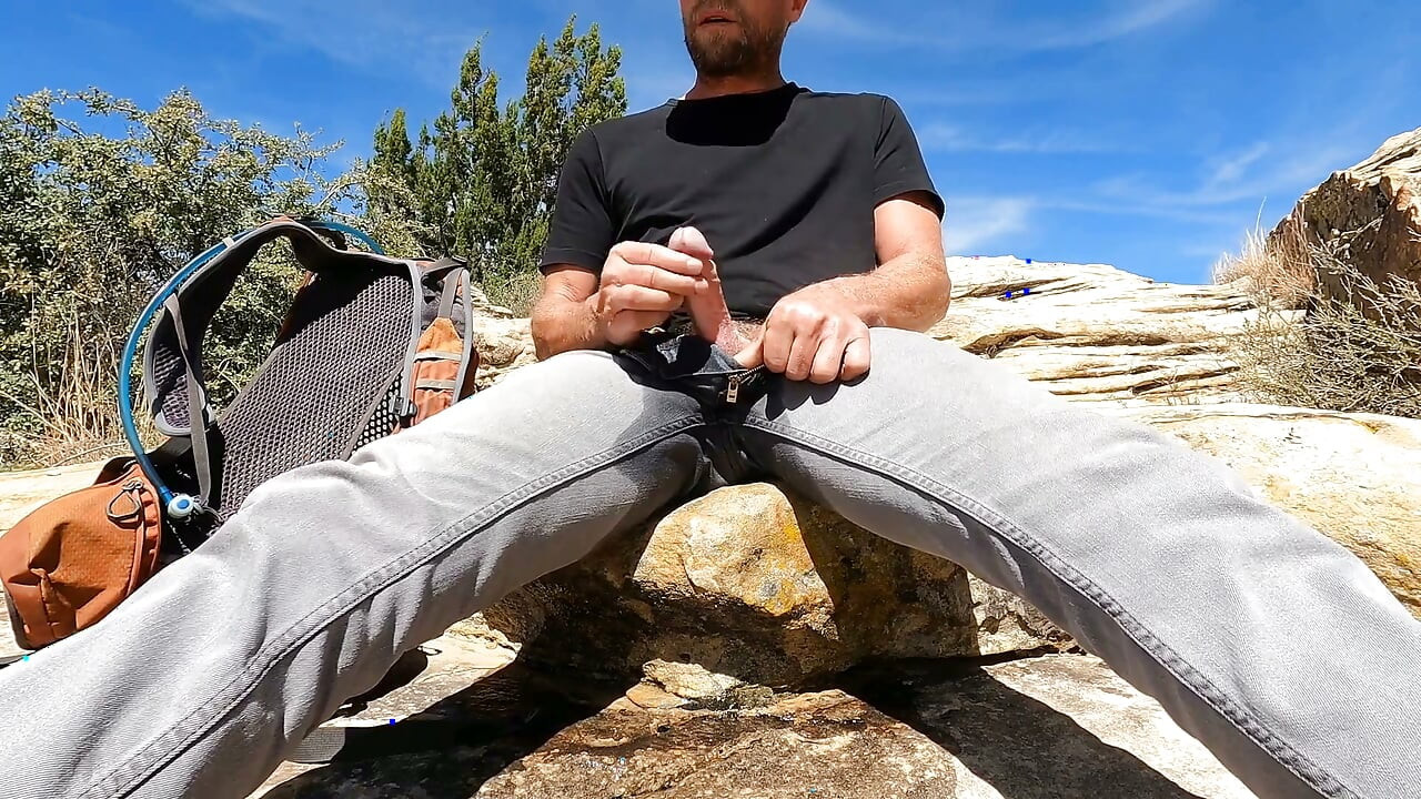 Mijando meus jeans e se masturbando no deserto