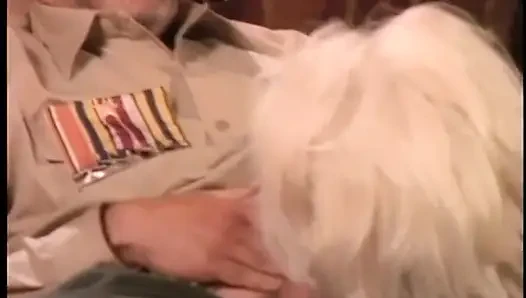 Büyük yarak ve lezbiyen dildo götten çifte sikişiyor üçlü grup seks (tam orijinal film.)