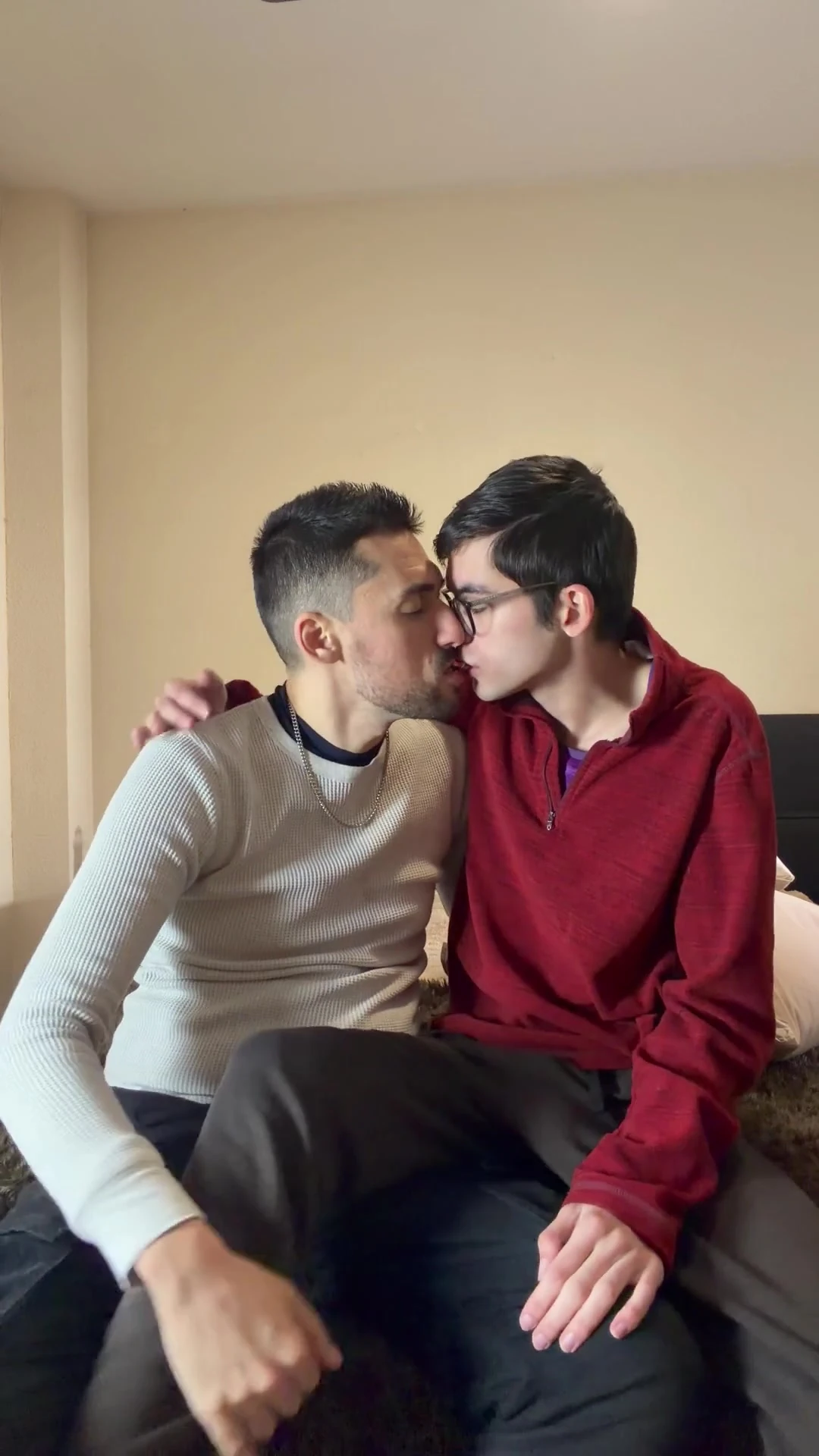 Canavar yaraklı twink ateşli üvey babasını sikiyor