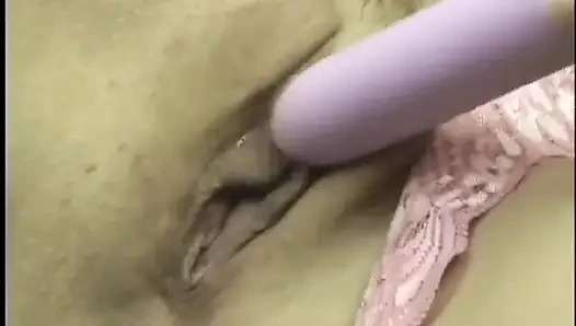 Nevaeh ashton si cewek muda rambut cokelat yang trampy lagi asik muasin itilnya pakai vibrator sebelum dientot habis-habisan