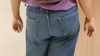 18-jährige desi-studentin Riyanshi zeigt ihre großen natürlichen titten und fingert ihr selbstgedrehtes video in der engen muschi