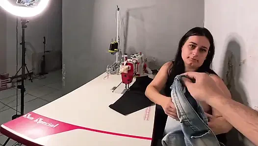 Seamstress wird vom kunden in unterwäsche aufgeregt