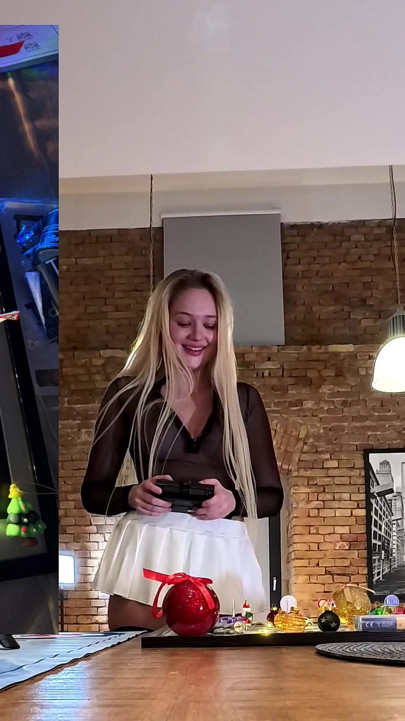 فتاتان سيارة RC واحدة للعب بها في أقصر تنانير قصيرة وكعب عالي مع جوارب وجوارب فوق الركبة