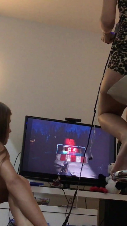 For the Halloween: Alluring, definitive Halloween treats, Sarah and Denisa play an horror game with Playstation VR