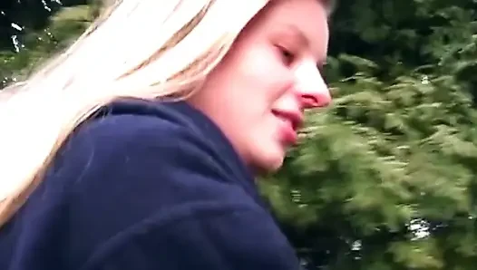 Blondine stößt glasdildo tief in nasse muschi