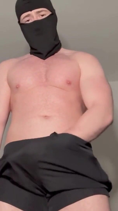 Un papa musclé branle une bite bien dure dans un short adidas noir - phantomgentx | Clip 2