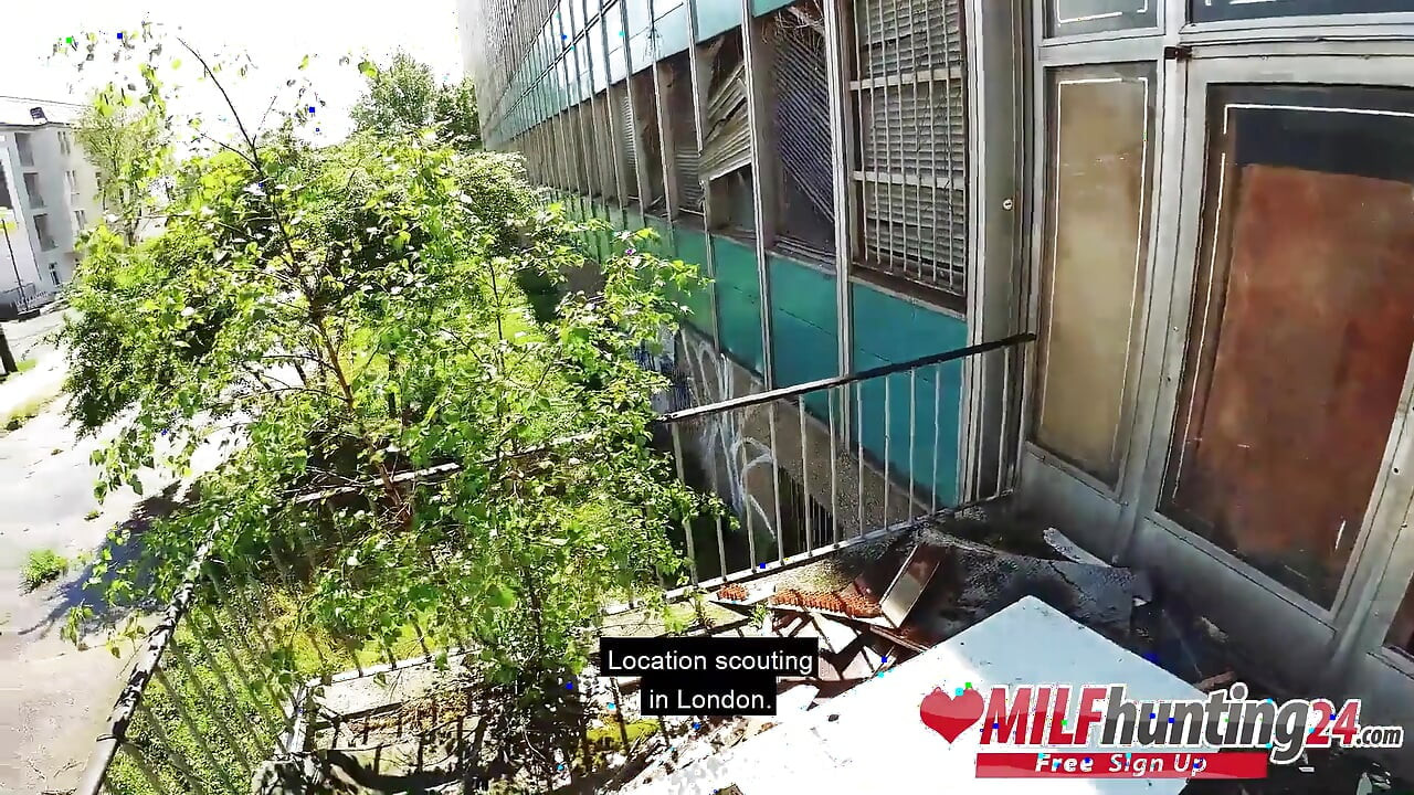 Мисливець на мілф кісток худу мілфу в покинутій офісній будівлі