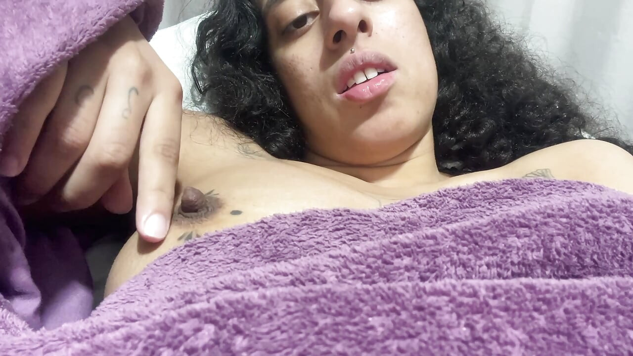 Memek berbulu di bawah selimut