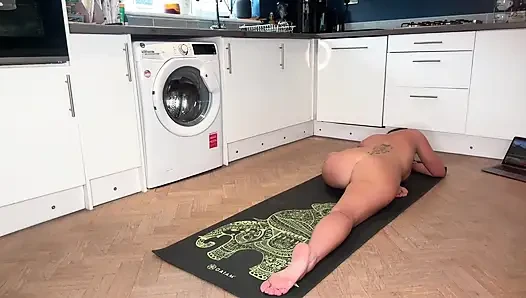 Mükemmel götümün görünümüyle çıplak mutfak yogası