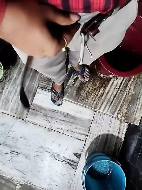 Il ragazzo di calcutte si masturba il suo grosso cazzo