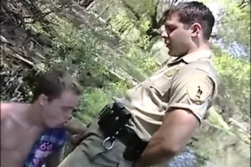 Грязный мускулистый полицейский
