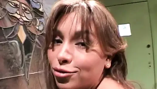 Blowjob yang indah untuk teman kami yang baru saja pecah perawan