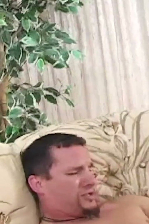Το ότι έχει κοπέλα δεν τον εμποδίζει να γαμήσει την πουτάνα μελαχρινή καλύτερη φίλη της