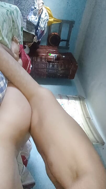 Cansado del trabajo, el padrastro me folla y me suelta dentro de mí